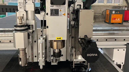 Machine de découpe à couteau oscillant CNC haute 400 W avec roues à rainurer / stylo de marquage pour polyuréthane PU / caoutchouc / sol en PVC / mousse EVA / boîte en carbone 1600 * 3000 mm