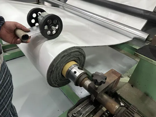 Nouvelle lame horizontale entièrement automatique coupant diverses formes de mousse irrégulières avec un couteau métallique et une machine rotative par CE\SGS